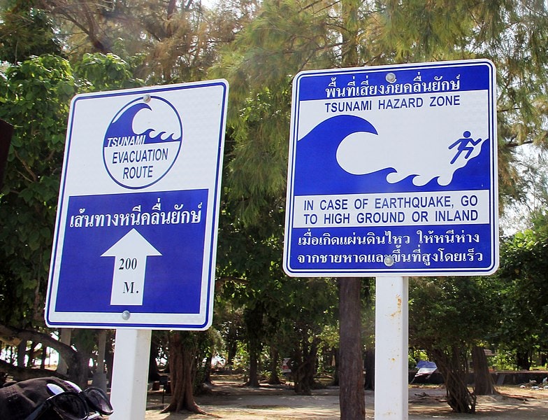 Svarilo pred cunamijem na tajski plaži. Vir: Wikimedia Commons