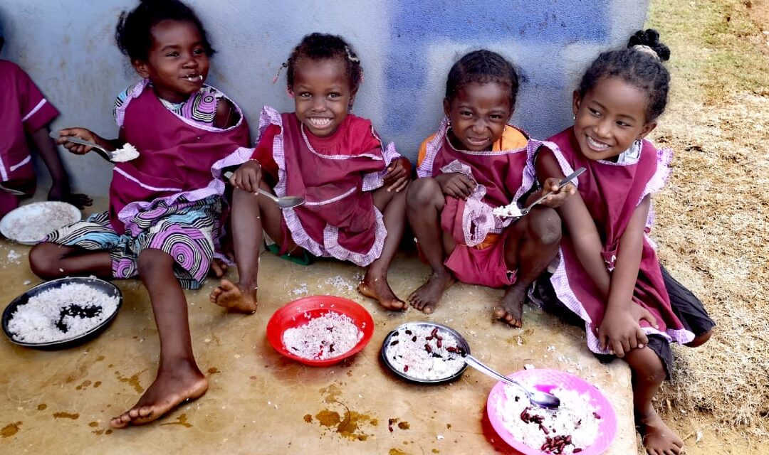 Pomoč šolarjem s hrano za šolsko malico v Ampitafa na Madagaskarju. Vir: Slovenska karitas
