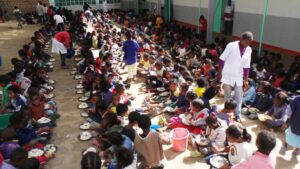 Pomoč šolarjem s šolsko malico v sklopu Združenja Akamasoa na Madagaskarju. Foto: Združenje Akamasoa
