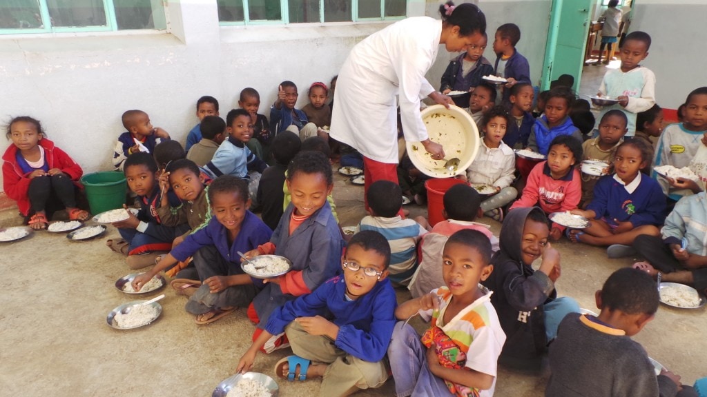 Pomoč šolarjem s šolsko malico v sklopu Združenja Akamasoa na Madagaskarju. Foto: Združenje Akamasoa