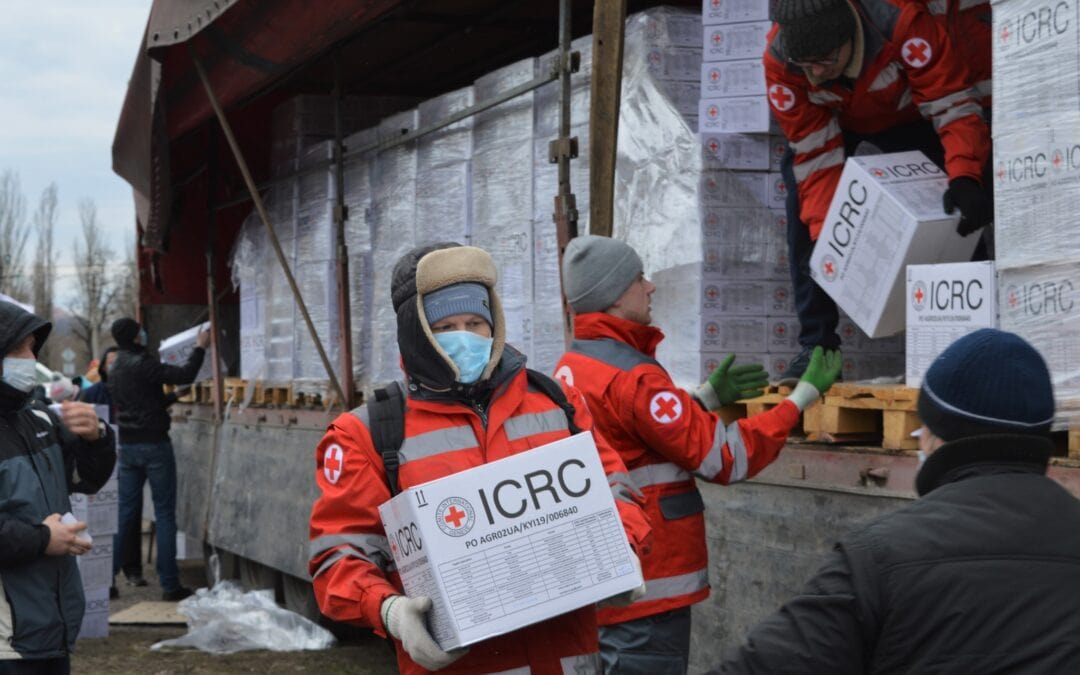 Mednarodni komite Rdečega križa na terenu pomaga prebivalcem Ukrajine. Foto: RKS
