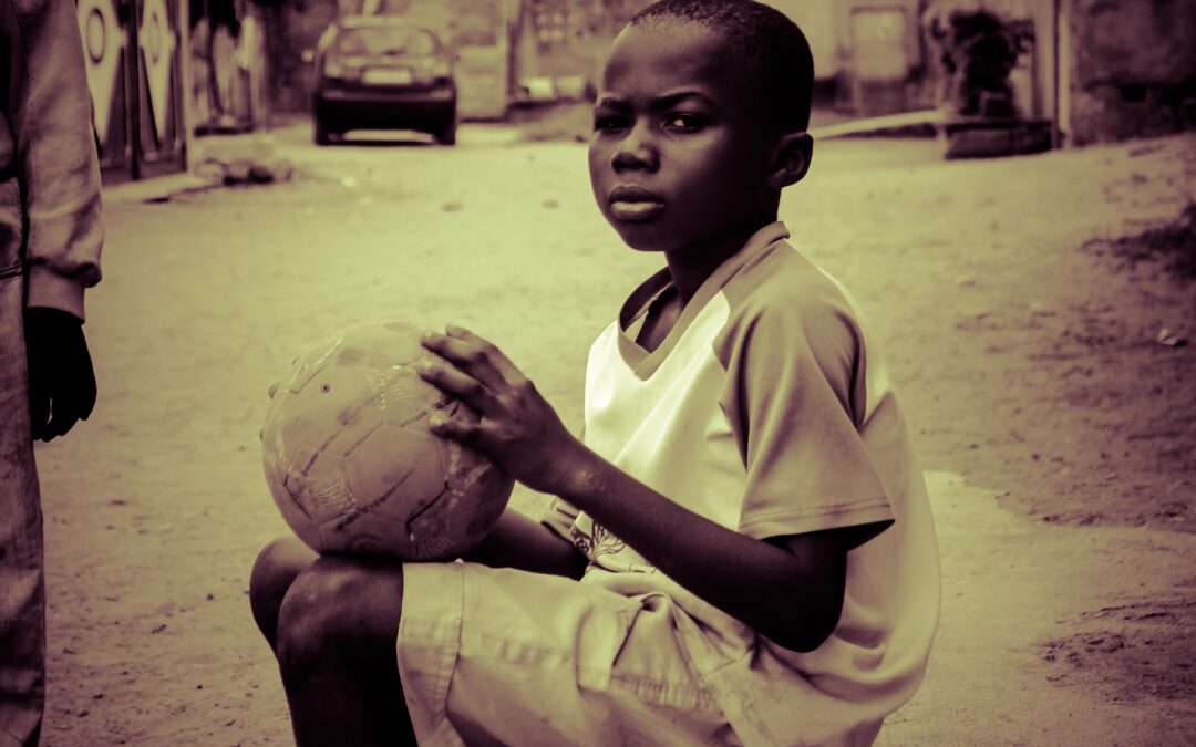 Deček z žogo. Foto: Pixabay
