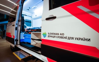 Ministrica Fajon predala reševalni vozili za Ukrajino