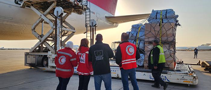 EU preživelim v potresu organizira zračni prevoz s humanitarno pomočjo Siriji
